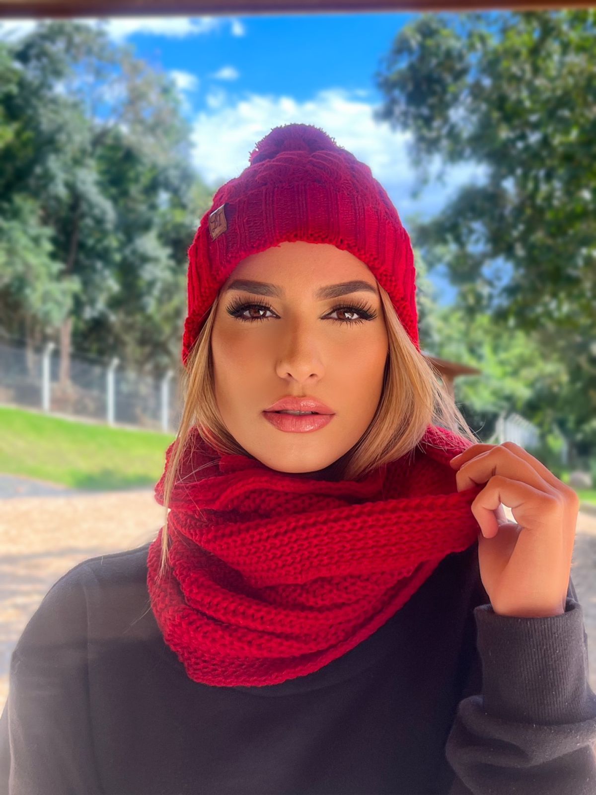 CONJUNTO DE GORRO E GOLA POMPOM FÚCSIA